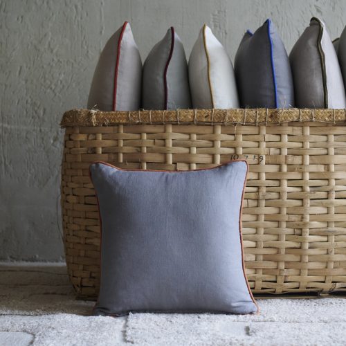 Cojín de lino gris oscuro con ribete naranja 50x50cm