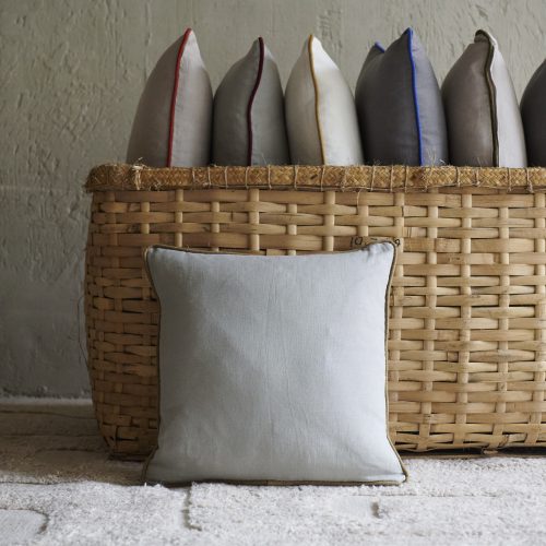 Cojín de lino piedra con ribete verde 50x50 cm