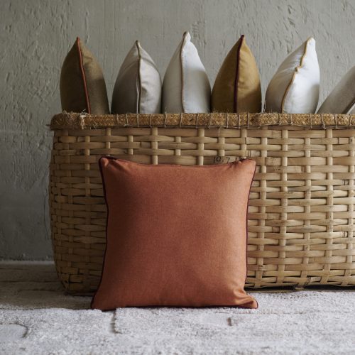 Cojín de lana teja con ribete granate 50x50 cm