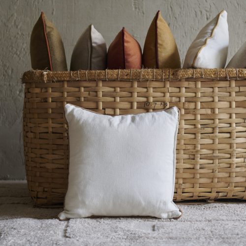 Cojín de lino beige con ribete tostado 50x50 cm