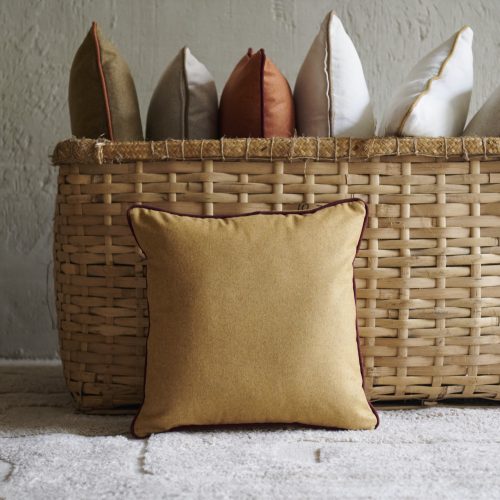 Cojín de lana mostaza con ribete granate 50x50 cm