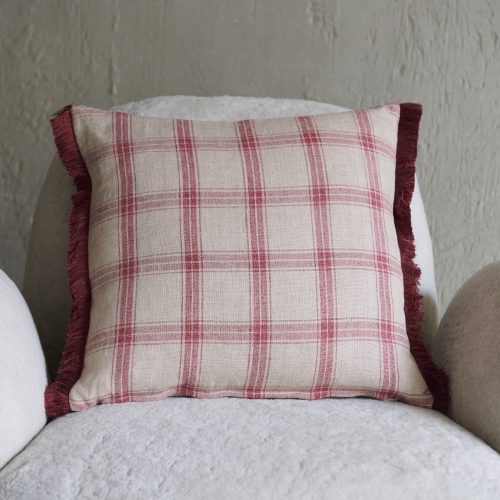 Cojín beige de cuadros con flecos granate 50x50