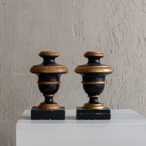Pareja de adornos antiguos de madera negros