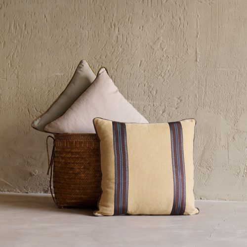 Cojín amarillo paja con cenefas 55x55 cm