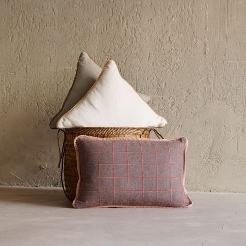 Cojín de cuadros marrón con ribete de pasamanería rosa 60x40 cm