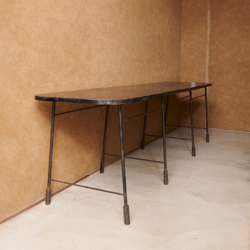 Consola de hierro negro antigua