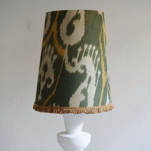 Pantalla tailak con pasamanería dorada