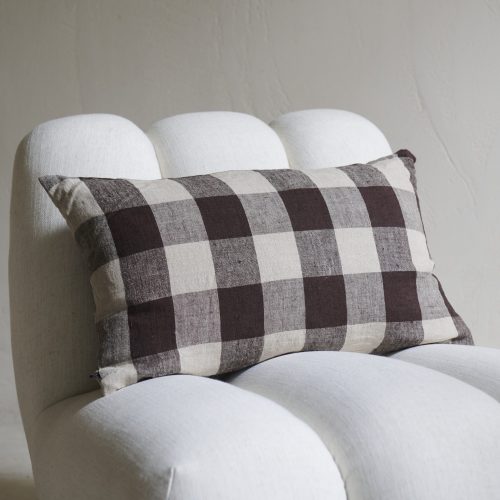 Cojín de cuadros marrones y grises