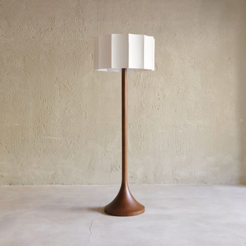 Lámpara de pie de madera