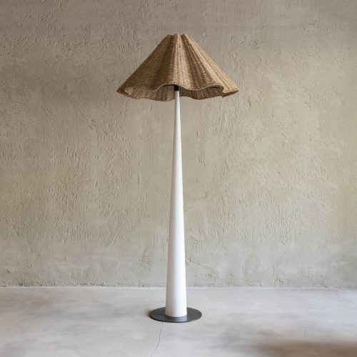 Lámpara de pie de hierro con pantalla ondulada