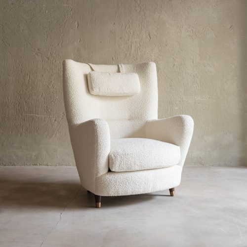 Butaca de buclé color hueso con reposabrazos