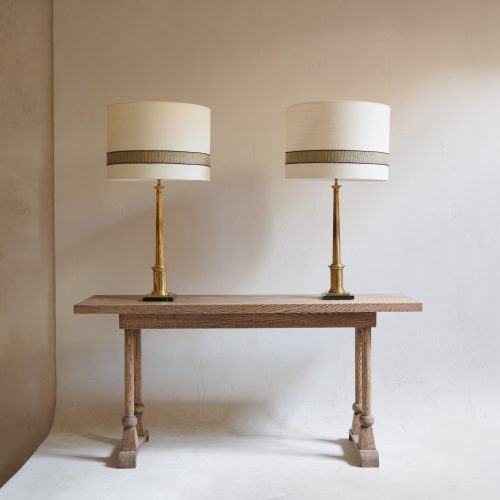 Pareja de lámparas de mesa de latón con base de mármol negro Marquina