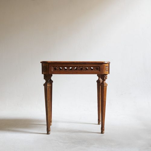 Mesita auxiliar de madera del siglo XVIII