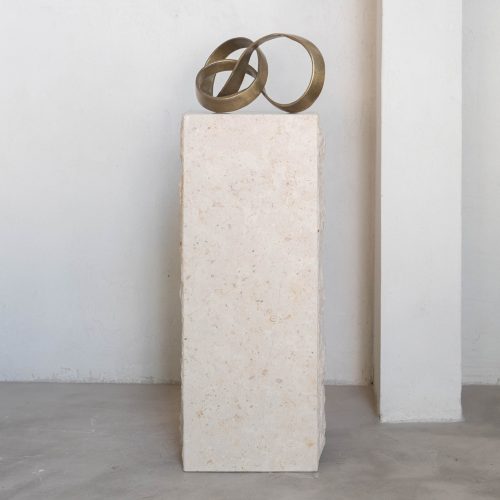 Peana de piedra caliza color arena