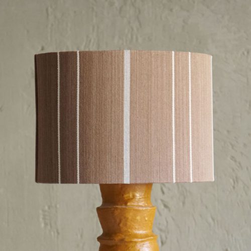 Pantalla color caramelo a rayas