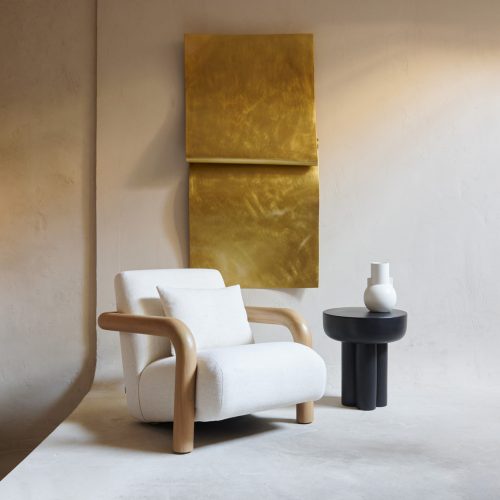 Butaca de madera y lino blanco roto