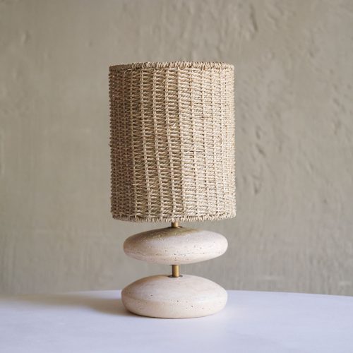 Lámpara de travertino y ratán