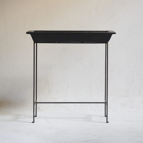 Bandeja de madera vintage en soporte de hierro