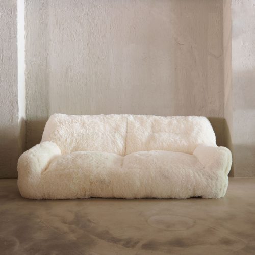 Sofá mullido en blanco natural