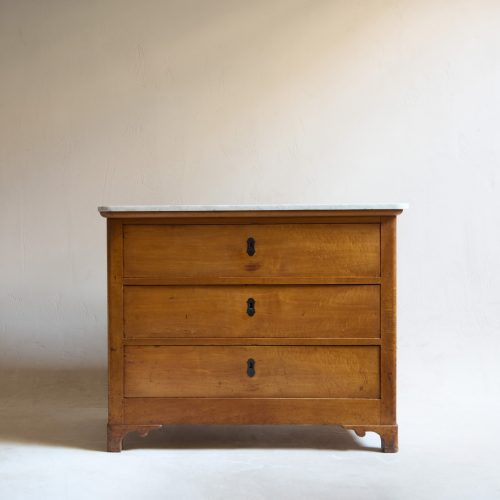 Cómoda de madera del siglo XIX