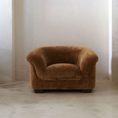 Butaca de terciopelo marrón caramelo