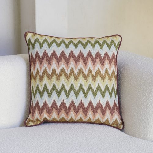 Cojín de colores en zigzag con trasera burdeos