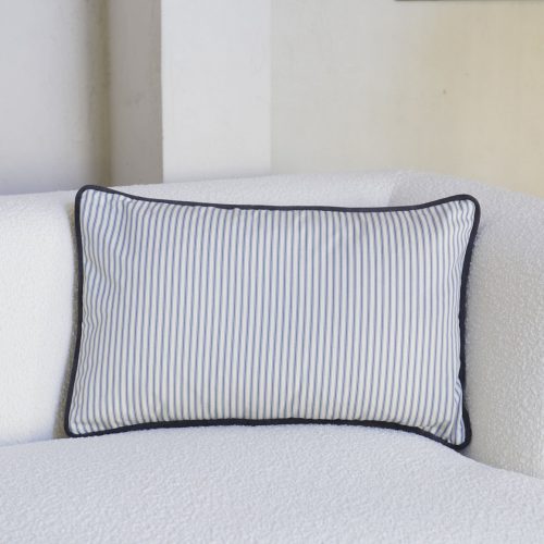 Cojín de rayas azules con ribete y trasera en terciopelo
